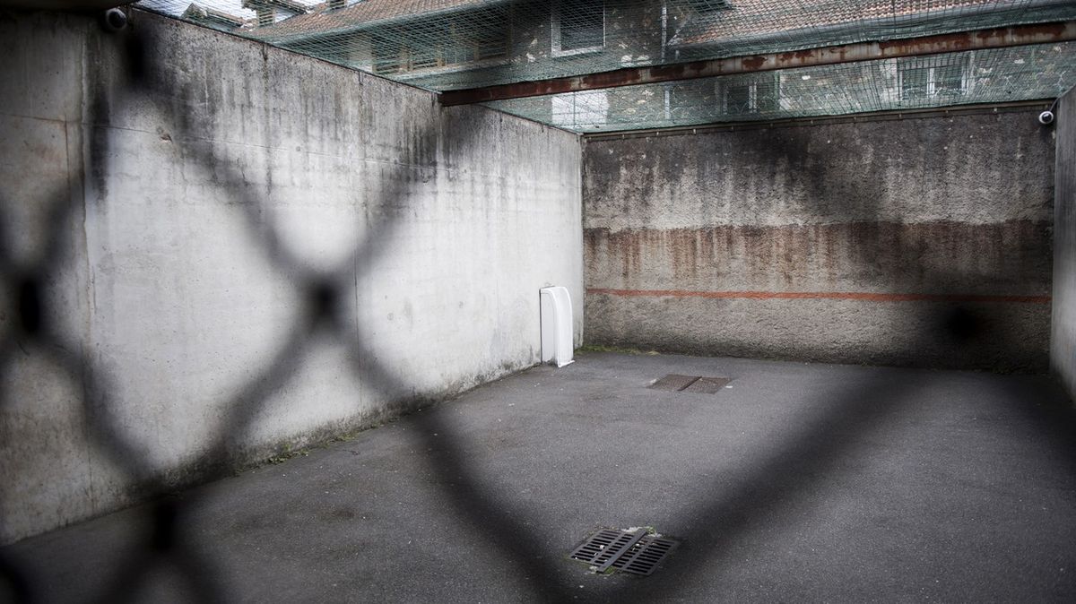 Na dvoře francouzské věznice přistál dron s telefony a drogami